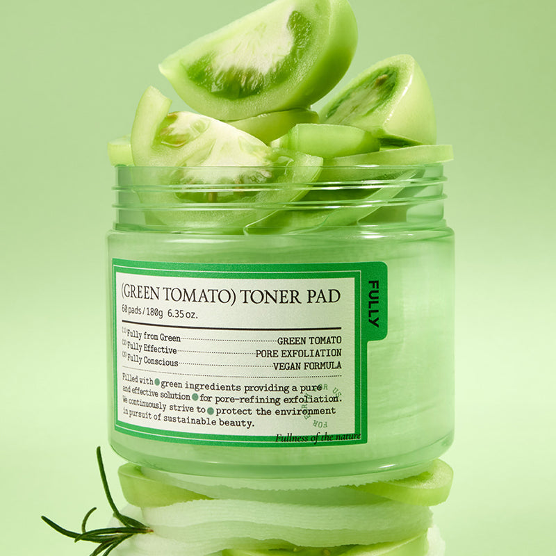 FULLY Green Tomato Toner Pads 60 Sheets de la marque FULLY, sur fond vert, disques tonifiants près de rondelles de tomate.