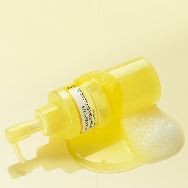 FULLY  Lemon Vita Bubble Pack Cleanser 150ml, nettoyant à bulles à la lumière jaune, bouteille et mousse sur fond clair.