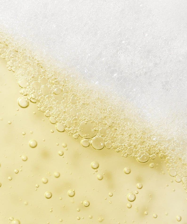 FULLY  Lemon Vita Bubble Serum 95ml de FULLY, flacon dans une ambiance fraîche au citron, bulles et gouttes visibles.