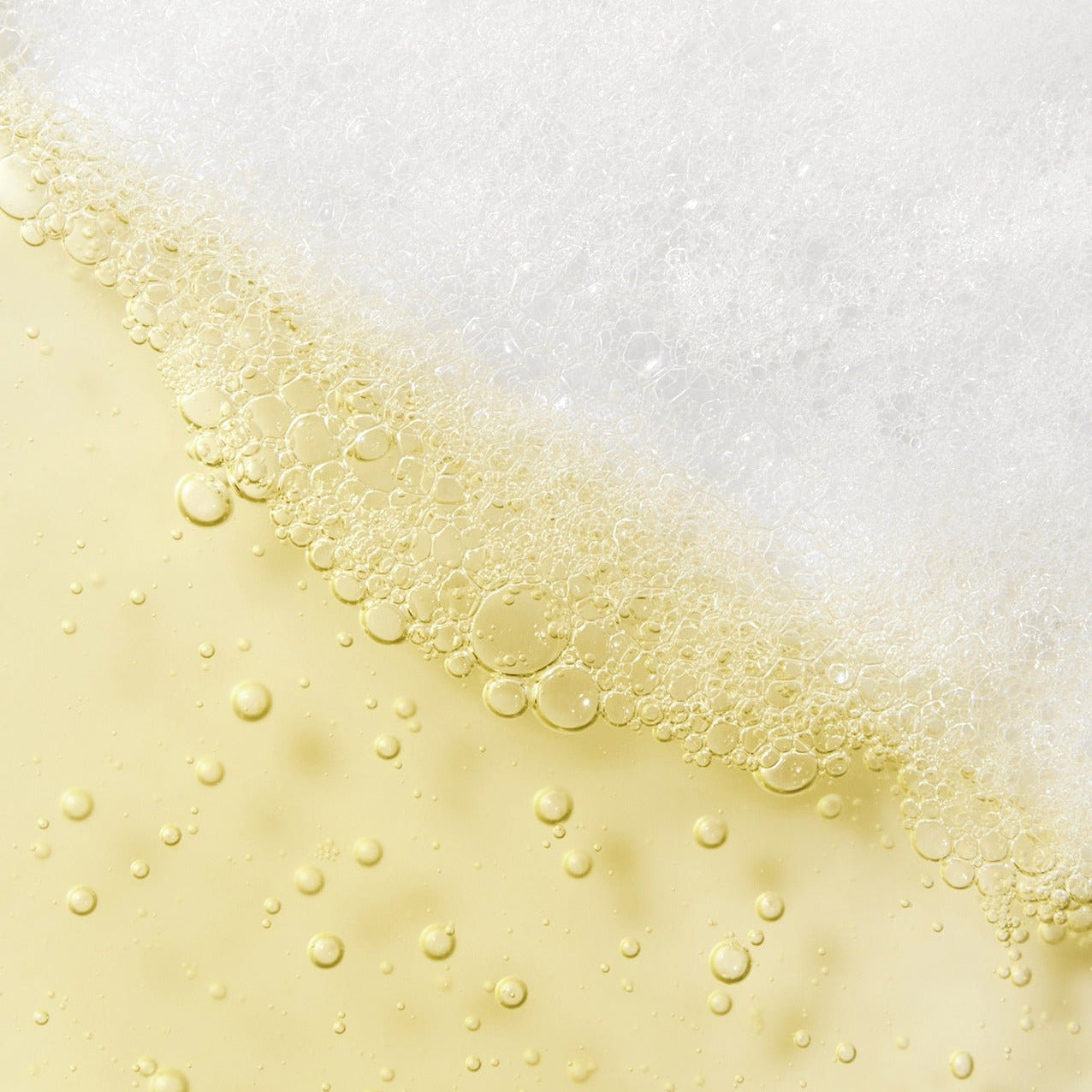 FULLY  Lemon Vita Bubble Serum 95ml de FULLY, flacon dans une ambiance fraîche au citron, bulles et gouttes visibles.