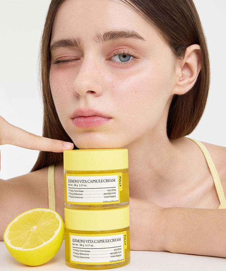 FULLY Lemon Vita Capsule Cream 90g, marque FULLY, crème visage au citron sur fond clair, modèle femme en gros plan.