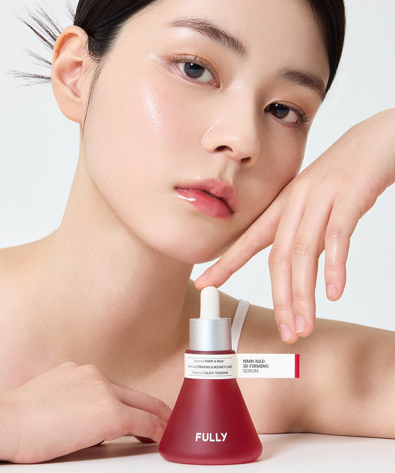 FULLY  NMN NAD Elasticity Serum, marque FULLY, sérum pour l’élasticité, sur peau éclatante, visage et flacon en studio