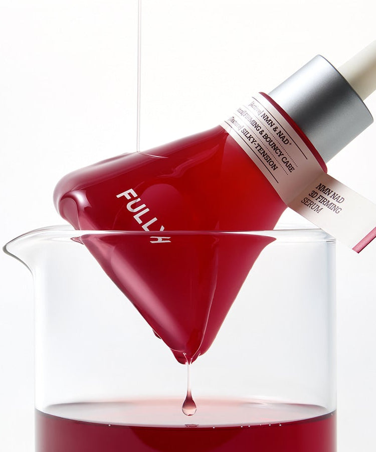 FULLY  NMN NAD Elasticity Serum de la marque FULLY, flacon sur fond blanc, contexte cosmétique moderne, goutte sérum
