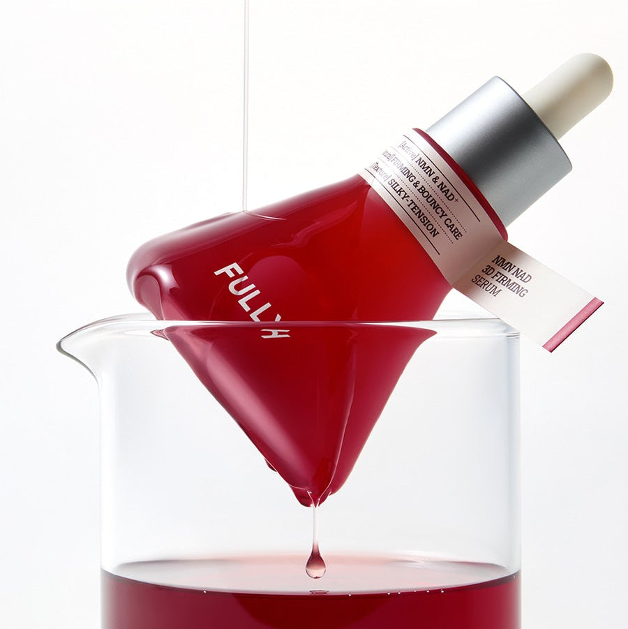 FULLY  NMN NAD Elasticity Serum de la marque FULLY, flacon sur fond blanc, contexte cosmétique moderne, goutte sérum
