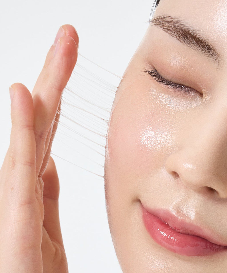 FULLY  NMN NAD Elasticity Serum de FULLY, peau hydratée et geste application sur visage, image beauté studio