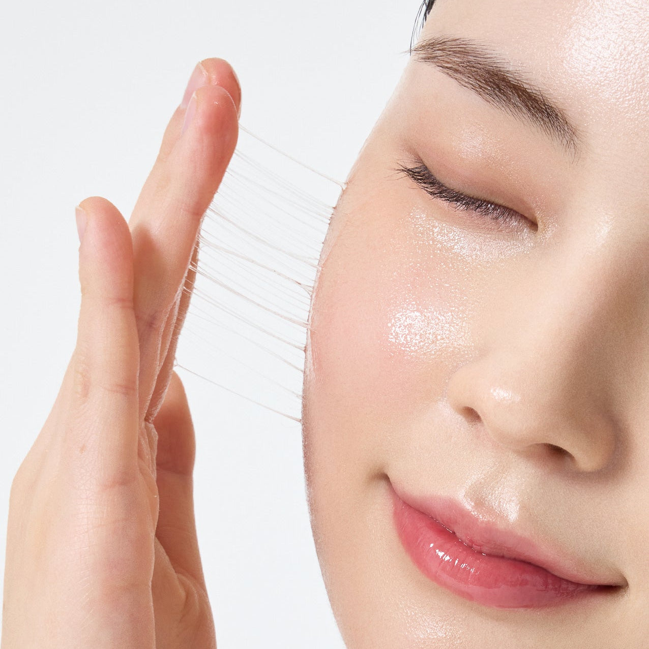 FULLY  NMN NAD Elasticity Serum de FULLY, peau hydratée et geste application sur visage, image beauté studio