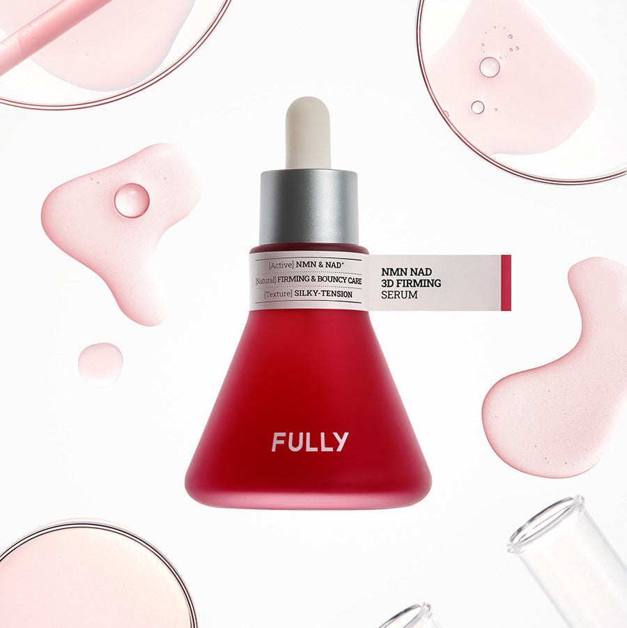 FULLY  NMN NAD Elasticity Serum de la marque FULLY, flacon rouge sur fond blanc avec éléments de sérum