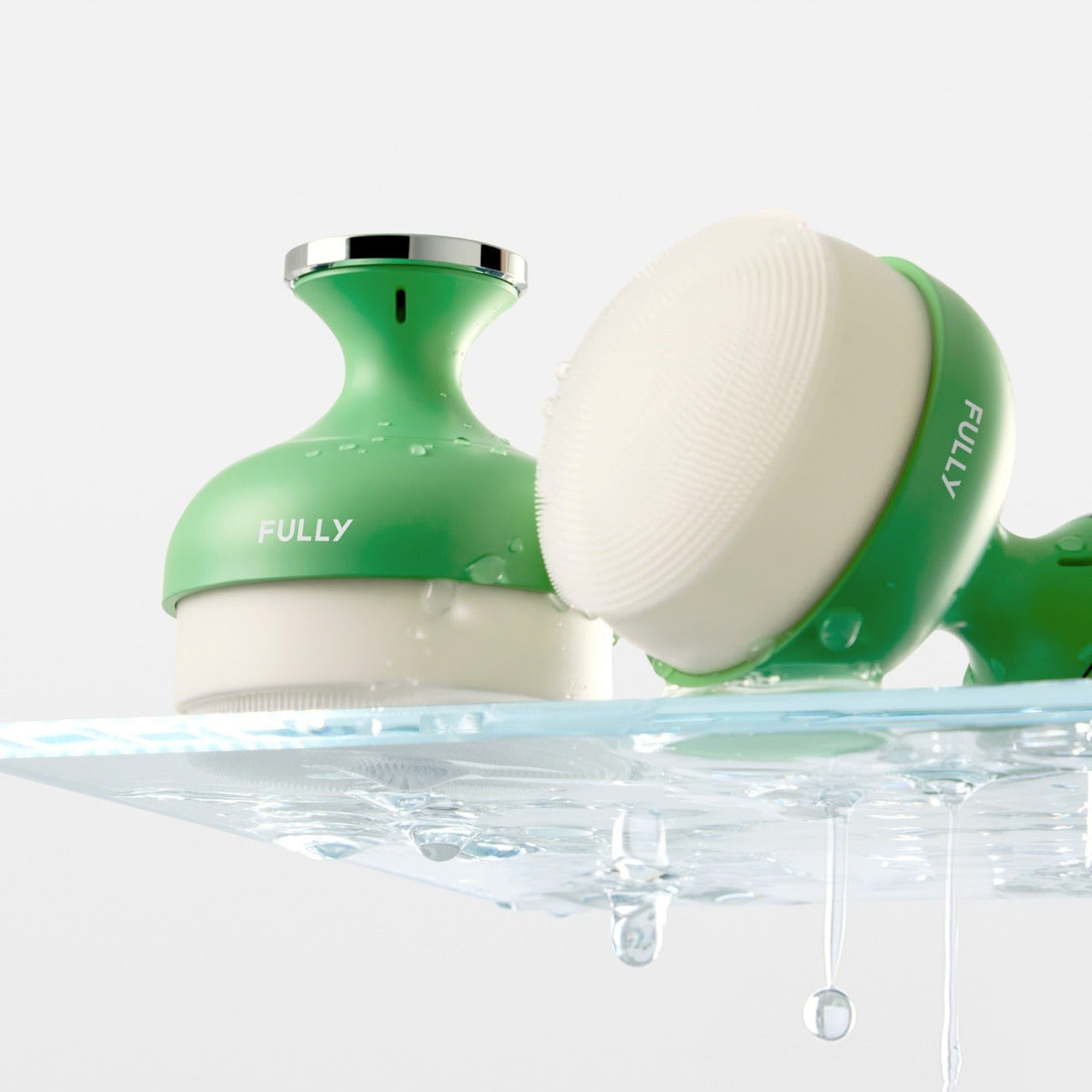 FULLY  Pore brush de marque FULLY, tête de brosse verte avec eau et gouttes, salle de bain, close-up.