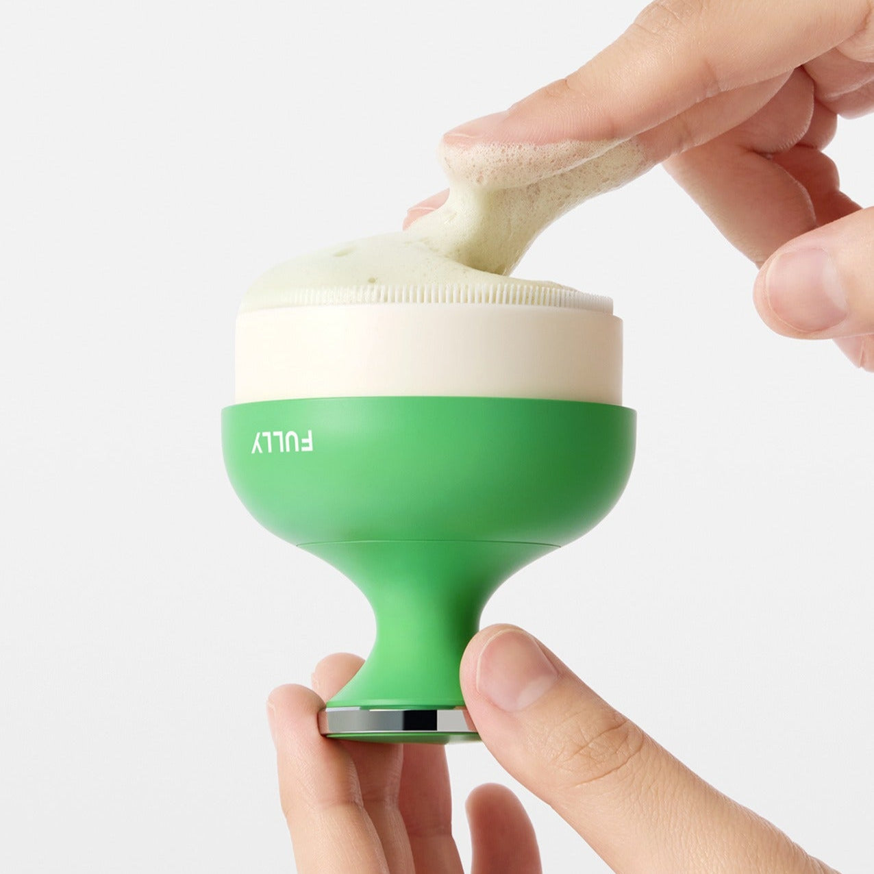 FULLY  Pore brush de la marque FULLY, tenue en main avec brosse appliquant une mousse blanche sur un visage