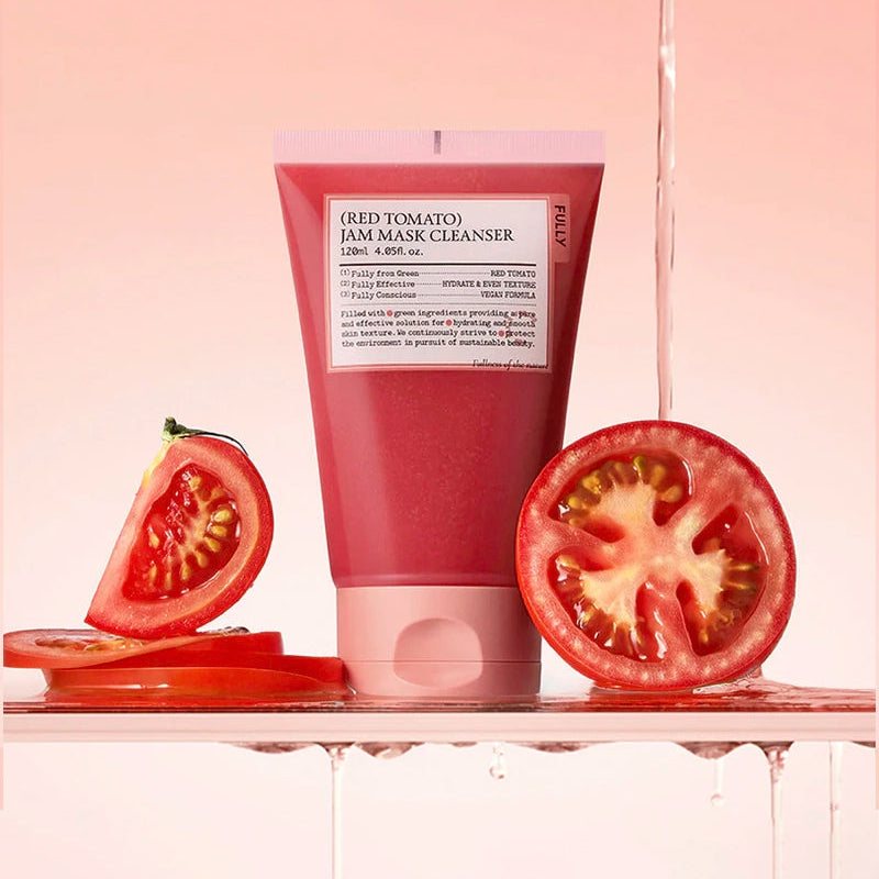 FULLY  Red Tomato Jam Pack Cleanser 120ml de la marque FULLY, tube rouge sur fond rose avec tomates tranchées.