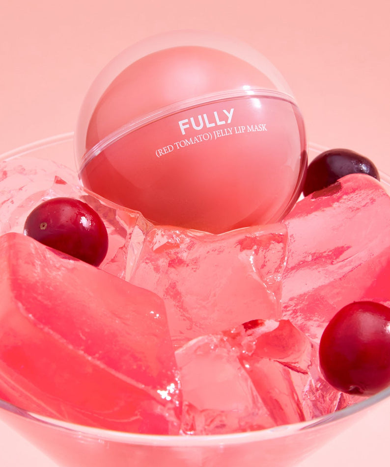 FULLY Red Tomato Jelly Lip Mask 12g de la marque FULLY, pot rouge et gelée sur glace, contexte beauté sur fond rose.