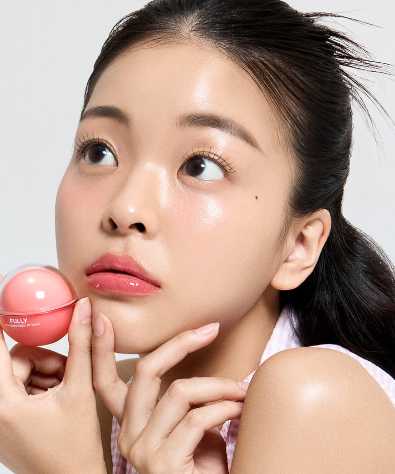 FULLY Red Tomato Jelly Lip Mask 12g de FULLY, pot rouge tenu par une femme, lèvres hydratées, fond clair