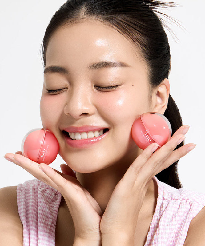 FULLY Red Tomato Jelly Lip Mask 12g de la marque FULLY, femme appliquant le masque sur les lèvres, fond clair.