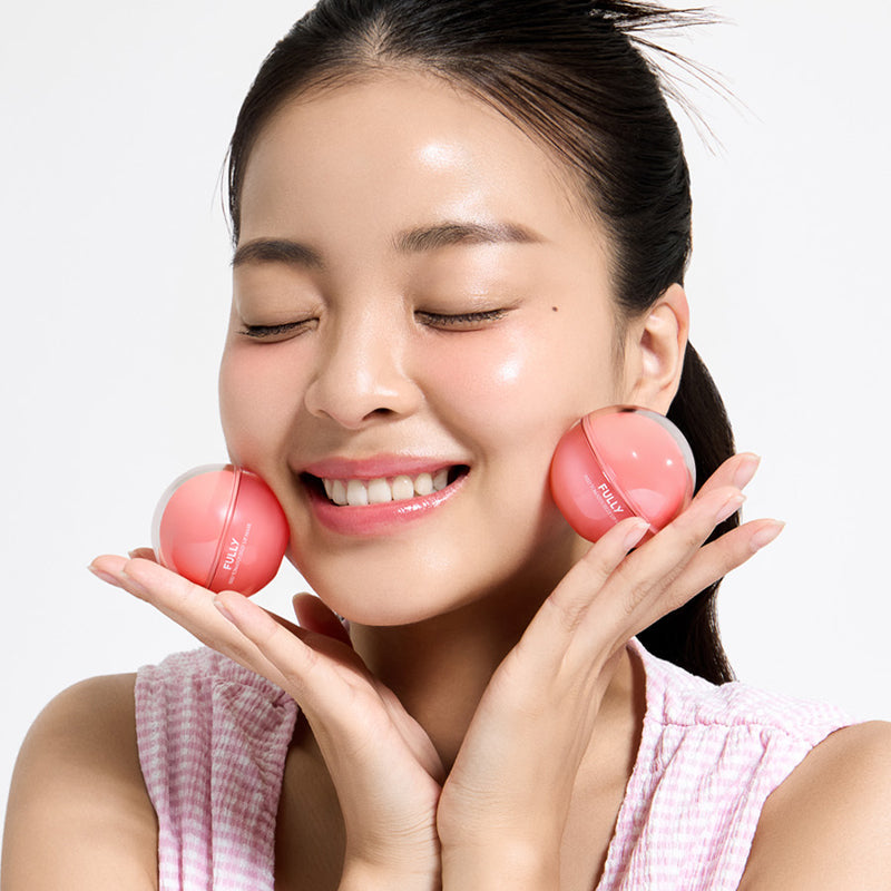 FULLY Red Tomato Jelly Lip Mask 12g de la marque FULLY, femme appliquant le masque sur les lèvres, fond clair.