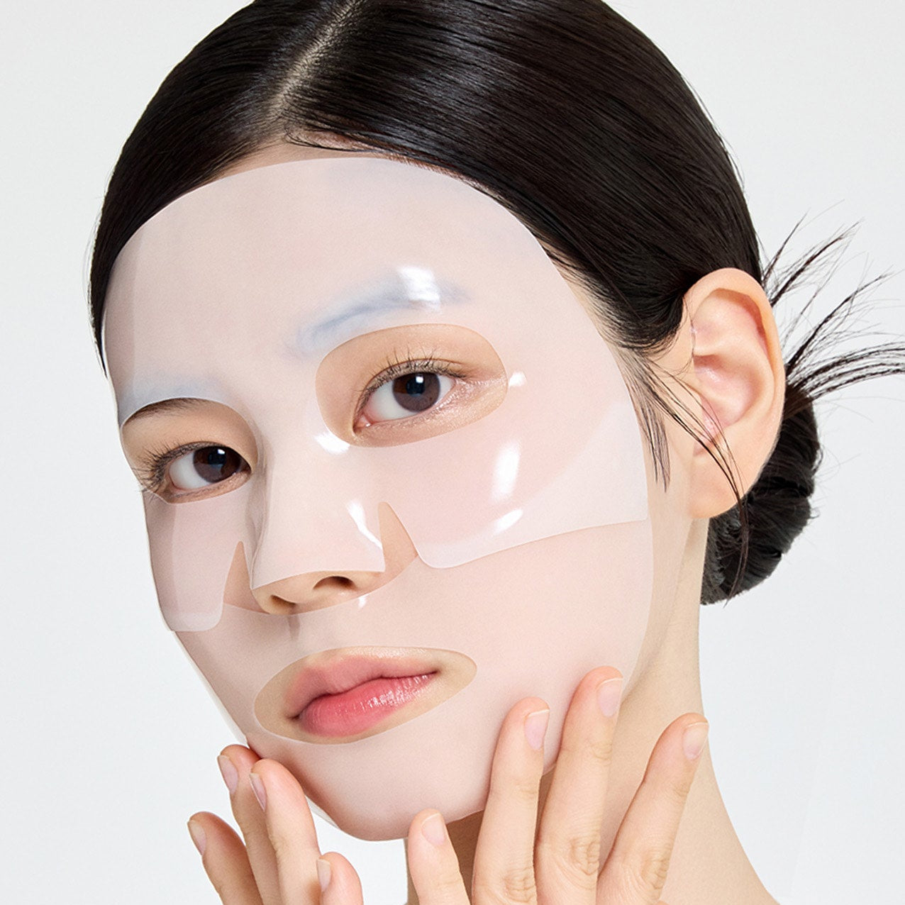Portrait de femme avec le masque hydrogel FULLY Rice Cera Hydrogel Mask de la marque FULLY, sur fond blanc.