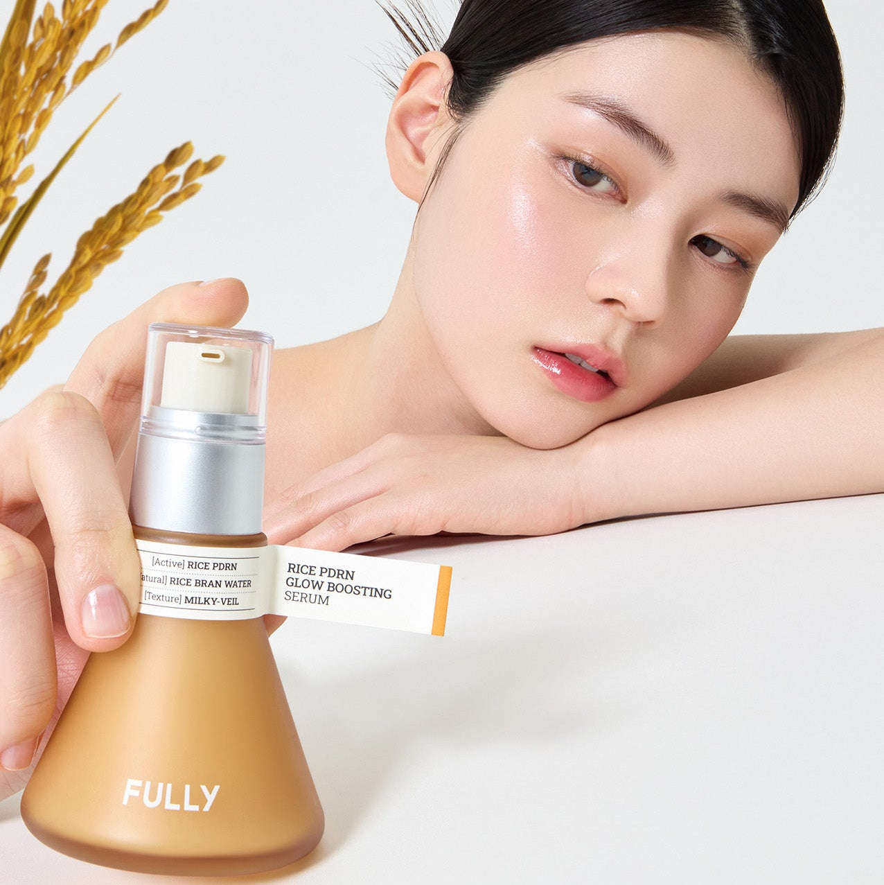 FULLY  Rice PDRN Radiance Serum, marque FULLY, crème sur peau d’une femme, contexte beauté luxe, flacon sur fond clair