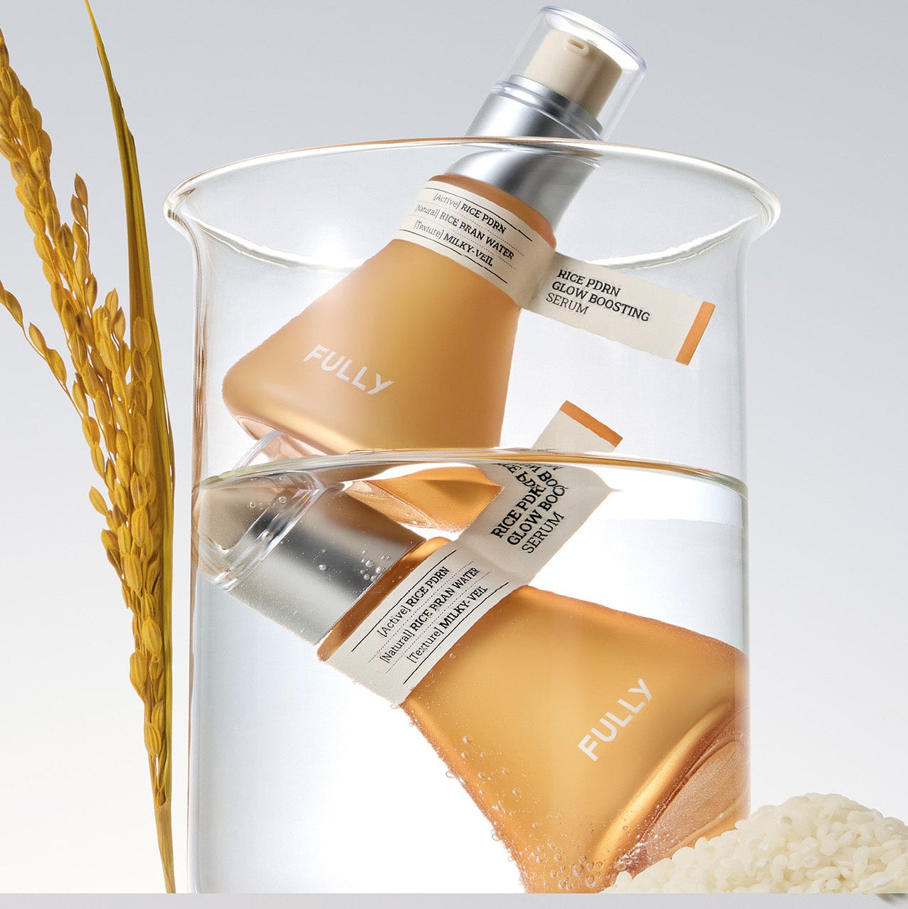 FULLY Rice PDRN Radiance Serum, flacon et sérum à base de riz sur fond clair, marque FULLY, contexte spa beauté