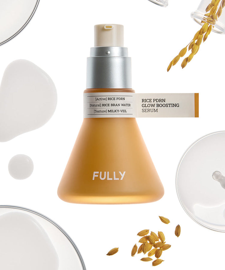 FULLY Rice PDRN Radiance Serum de la marque FULLY, sur fond blanc avec application crème et gouttes dorées, contexte skincare