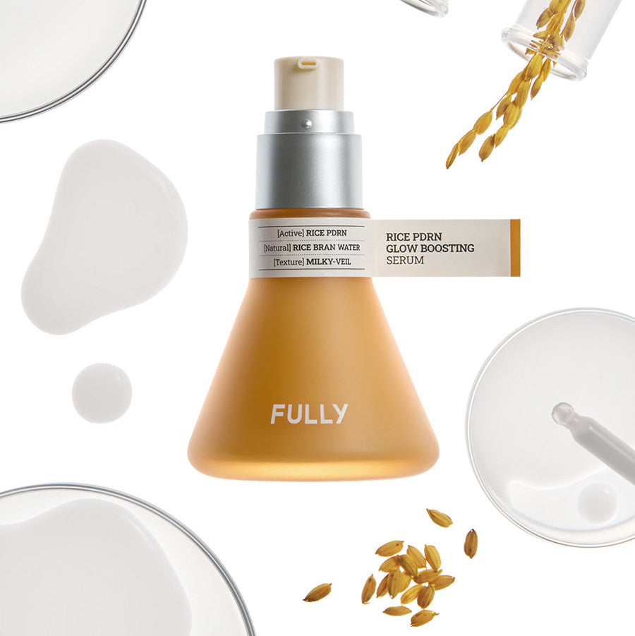 FULLY Rice PDRN Radiance Serum de la marque FULLY, sur fond blanc avec application crème et gouttes dorées, contexte skincare
