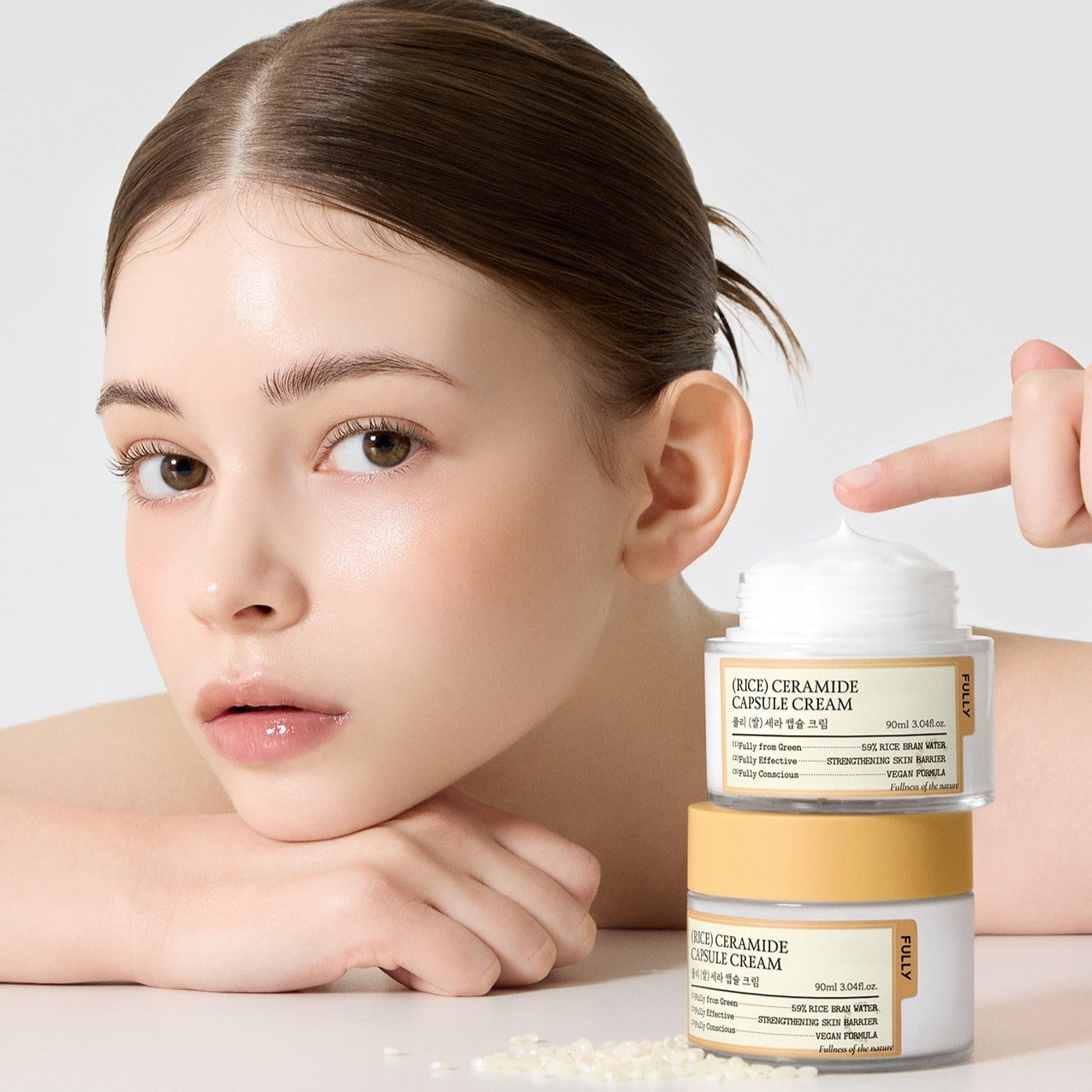 FULLY  Rice Sera Capsule Cream 90ml, pot crème et capsules sur table, modèle au visage, marque FULLY en contexte visuel