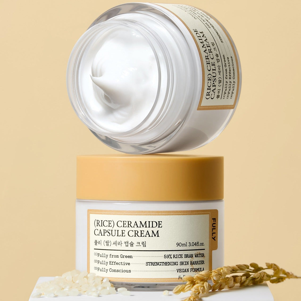 FULLY  Rice Sera Capsule Cream 90ml de la marque FULLY, pot crème blanc sur fond beige, ambiance cosmétique.