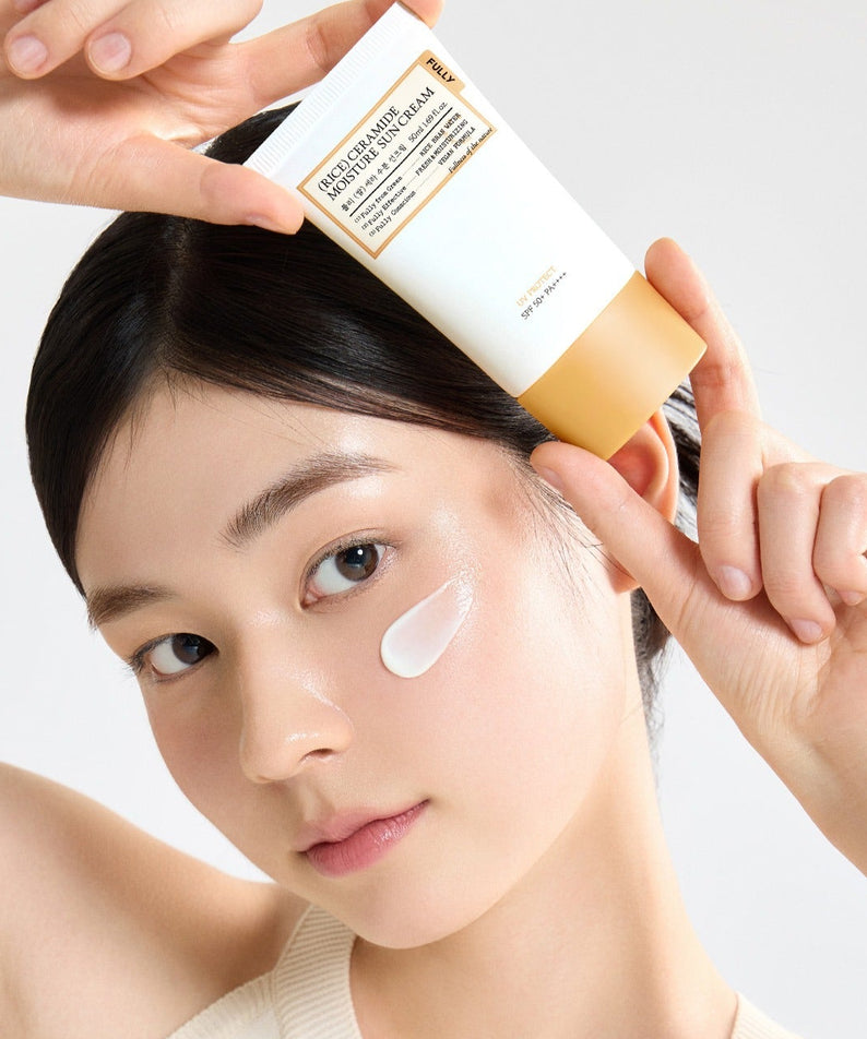 FULLY  Rice Sera Moisture Sunscreen 50ml, marque FULLY, sur peau en gros plan, application en contexte beauté