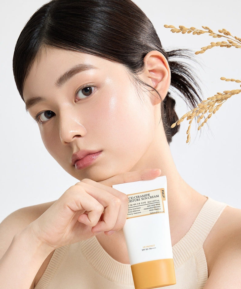 FULLY  Rice Sera Moisture Sunscreen 50ml, femme en gros plan, contexte soin visage et riz sur fond clair.