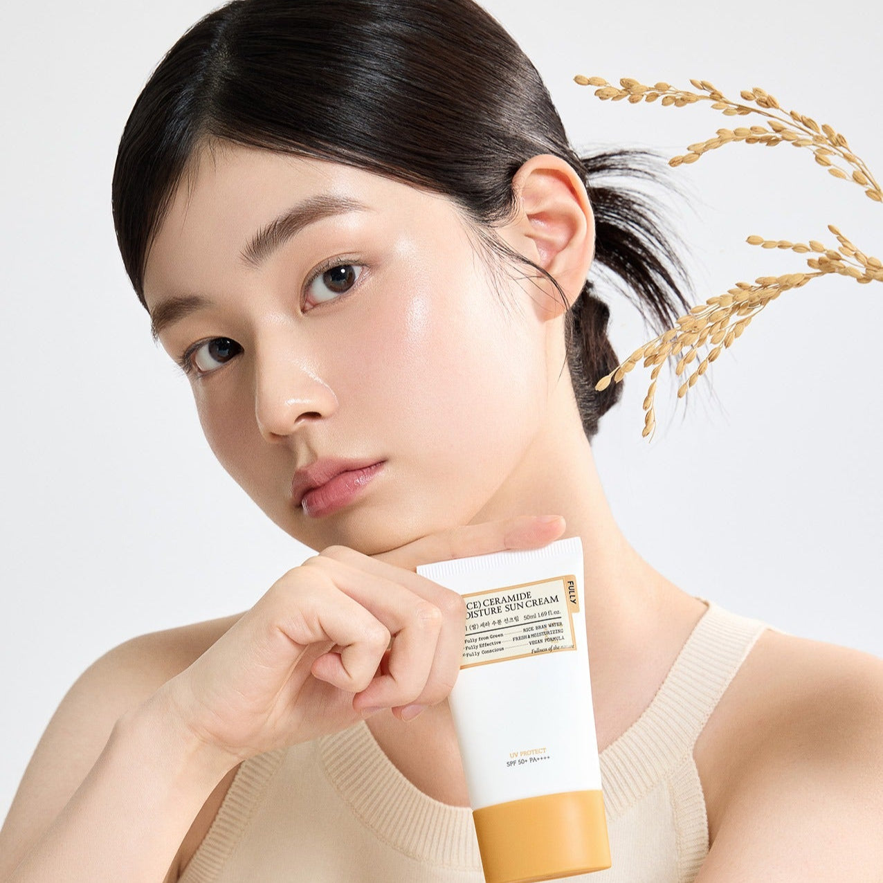 FULLY  Rice Sera Moisture Sunscreen 50ml, femme en gros plan, contexte soin visage et riz sur fond clair.