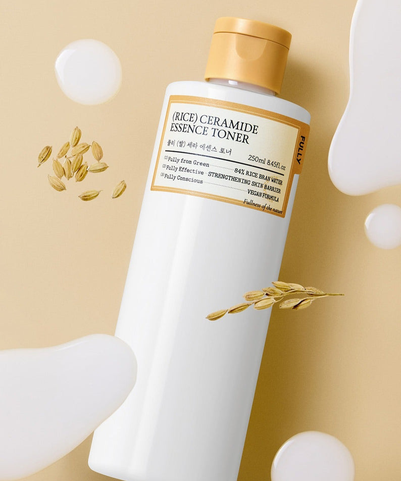 FULLY  Rice Serum Essence Toner 250ml de la marque FULLY, flacon sur fond beige avec fleurs de riz et crème.