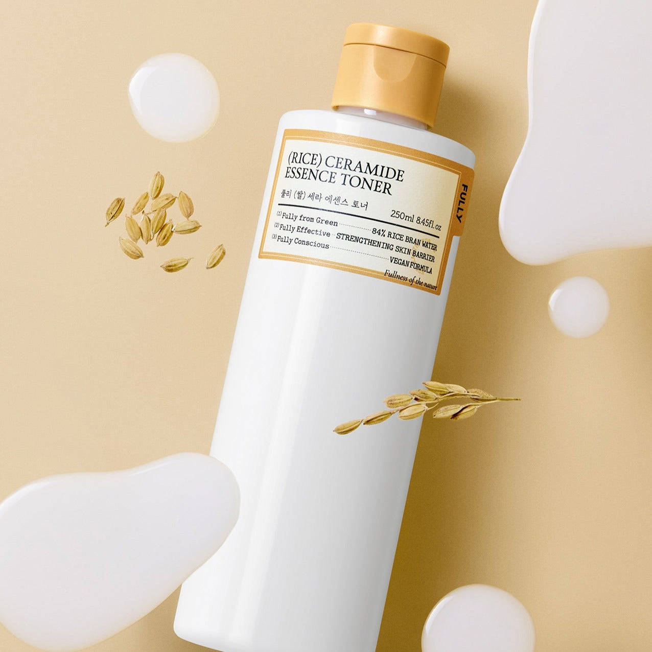 FULLY  Rice Serum Essence Toner 250ml de la marque FULLY, flacon sur fond beige avec fleurs de riz et crème.