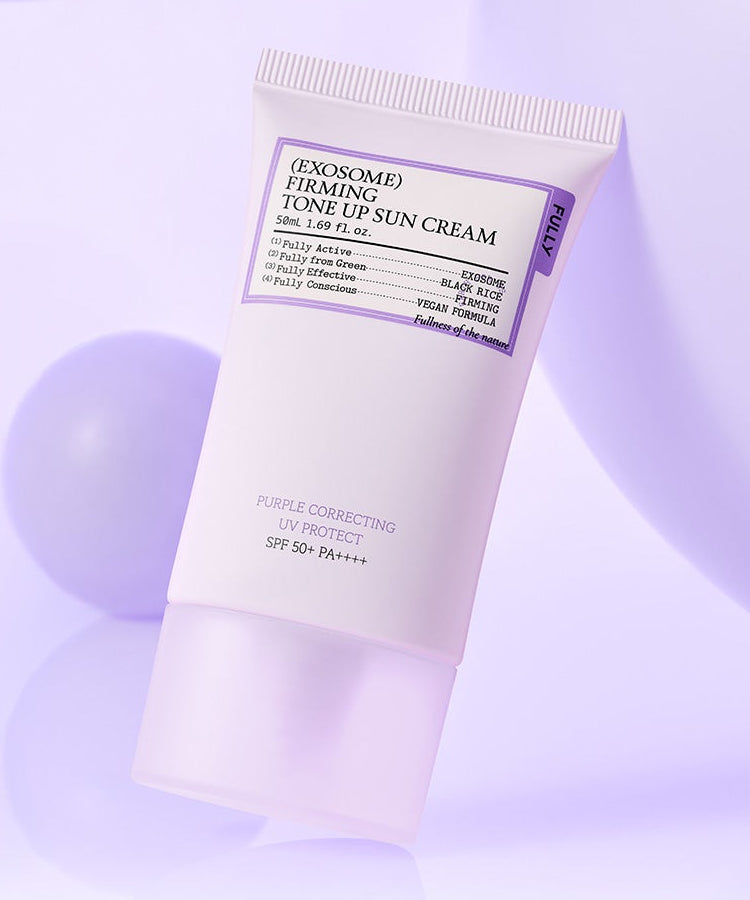 FULLY Tone-up Sunscreen 3-Piece Set de la marque FULLY, tubes de crème solaire sur fond lilas, produits beauté en gros plan