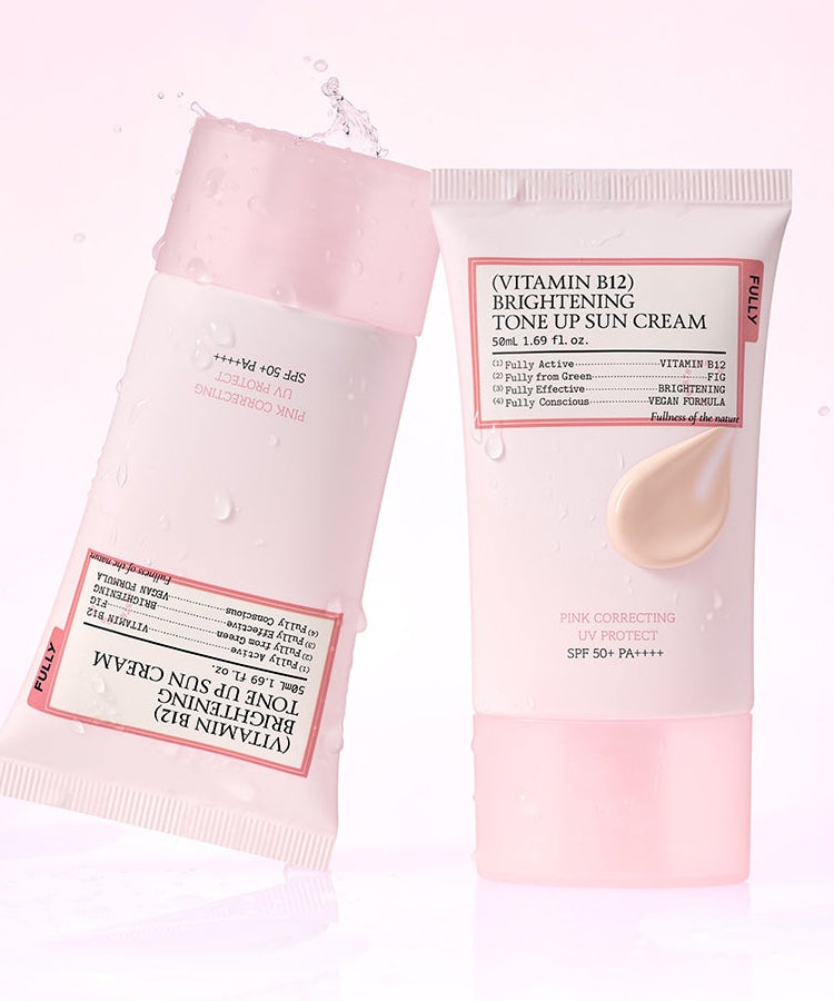 FULLY Tone-up Sunscreen 3-Piece Set de FULLY, crèmes solaires roses avec texture et éclaboussures sur fond rose.