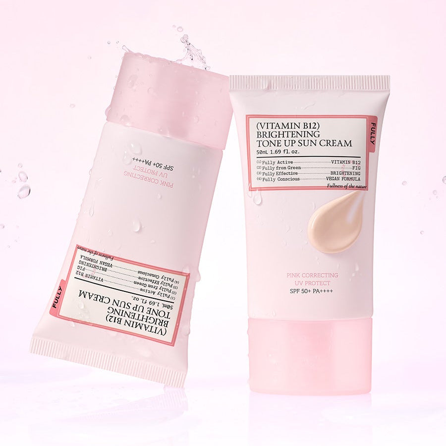 FULLY Tone-up Sunscreen 3-Piece Set de FULLY, crèmes solaires roses avec texture et éclaboussures sur fond rose.