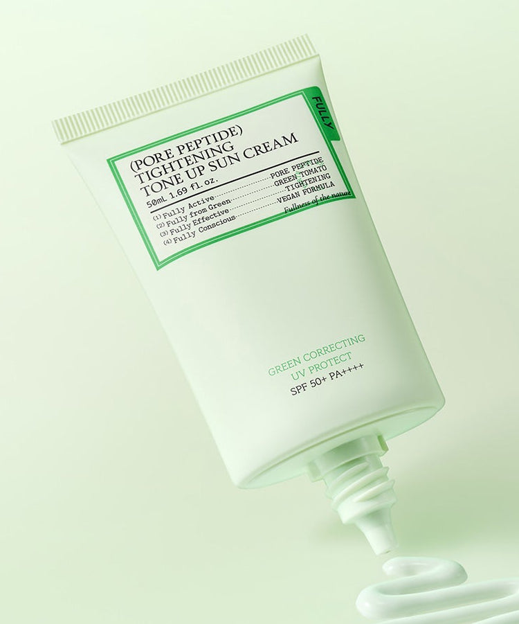 FULLY Tone-up Sunscreen 3-Piece Set de la marque FULLY, tube et crème solaires sur fond vert clair, produit en gros plan.