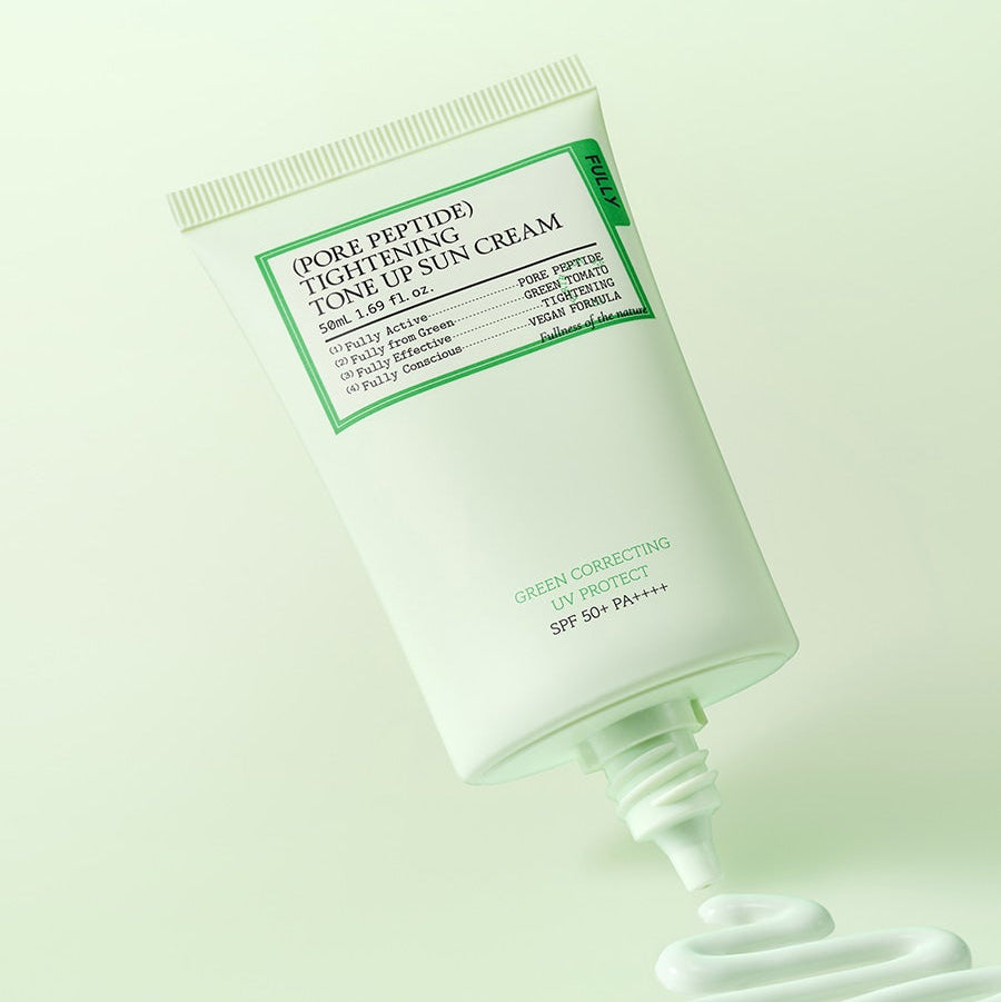 FULLY Tone-up Sunscreen 3-Piece Set de la marque FULLY, tube et crème solaires sur fond vert clair, produit en gros plan.