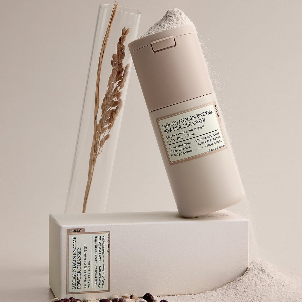 FULLY Yulmu Niacin Enzyme Powder Cleanser 50g de la marque FULLY, flacon et poudre sur fond clair, contexte beauté