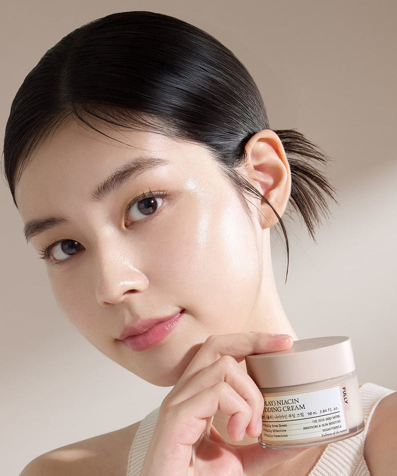 FULLY Yulmu Niacin Pudding Cream 90ml de la marque FULLY sur une femme, pot cosmétique en contexte beauté.