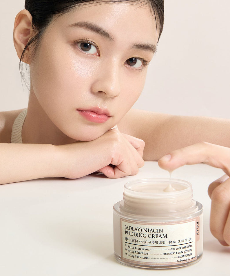 FULLY Yulmu Niacin Pudding Cream 90ml, pot sur table, femme beauté visage maquillage léger, marque FULLY Yulmu, contexte soin