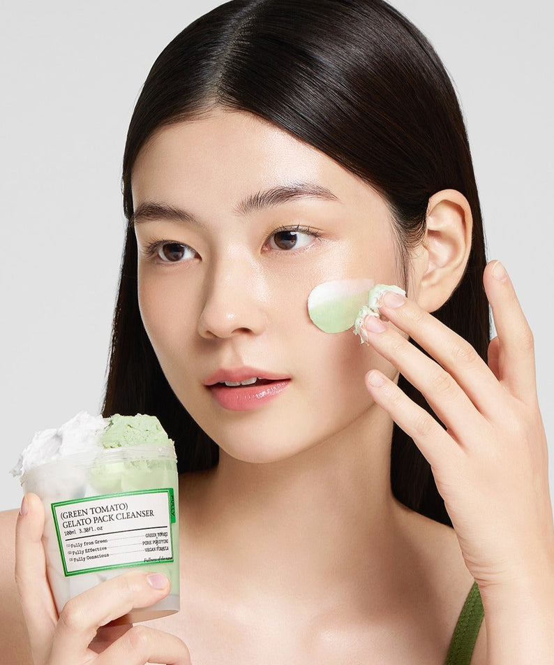 Femme utilisant le nettoyant FULLY Green Tomato Gelato Pack Cleanser 100ml sur le visage.