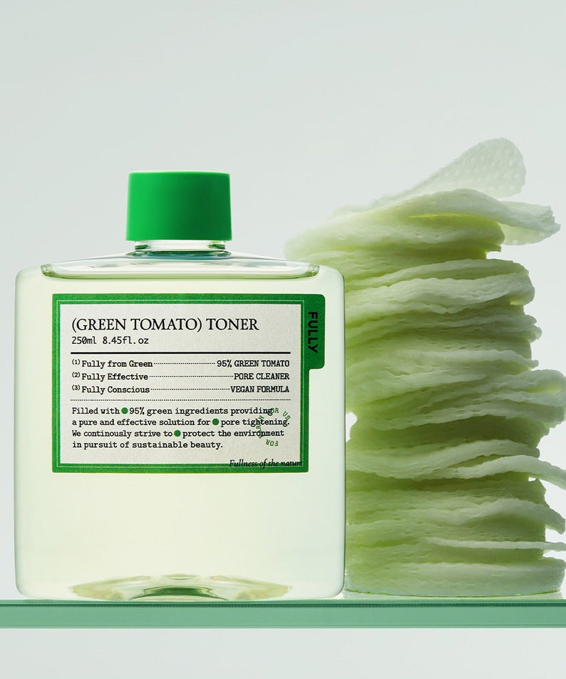 FULLY Green Tomato Toner 250ml à côté de coton démaquillant sur étagère en verre