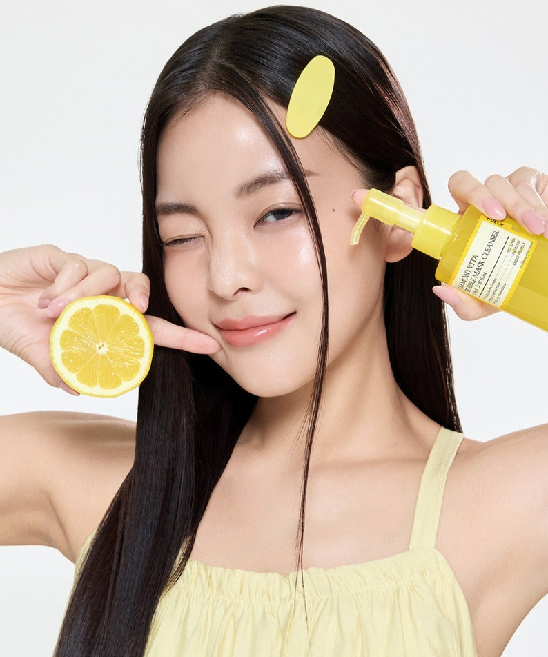 Modèle heureuse avec FULLY Lemon Vita Bubble Pack Cleanser 150ml, tenant une tranche de citron. Nettoyant éclat teint et hydration.
