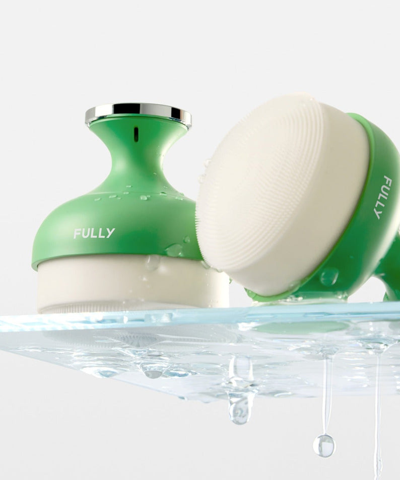 Brosses en silicone FULLY Pore brush vertes avec gouttes d'eau, exfoliation visage douce et efficace.