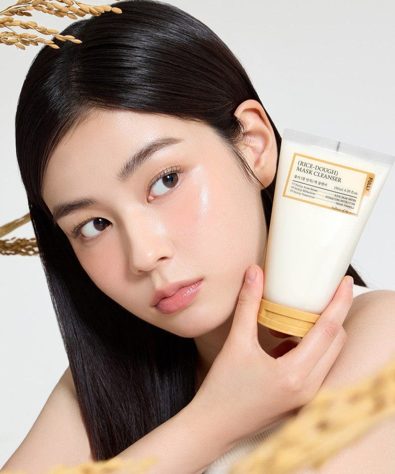 Femme tenant le FULLY Rice Dough Pack Cleanser 130ml pour un éclat sain et naturel.