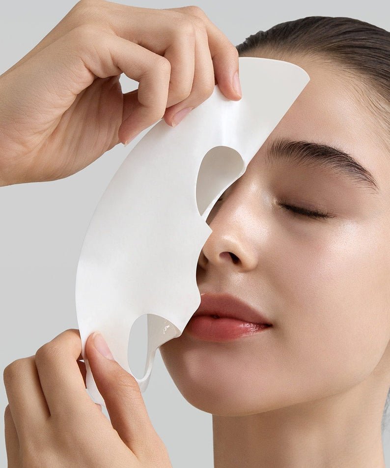 Application du masque FULLY Rice dough modeling mask 4ea sur le visage, améliorant l'éclat et l'hydratation de la peau.