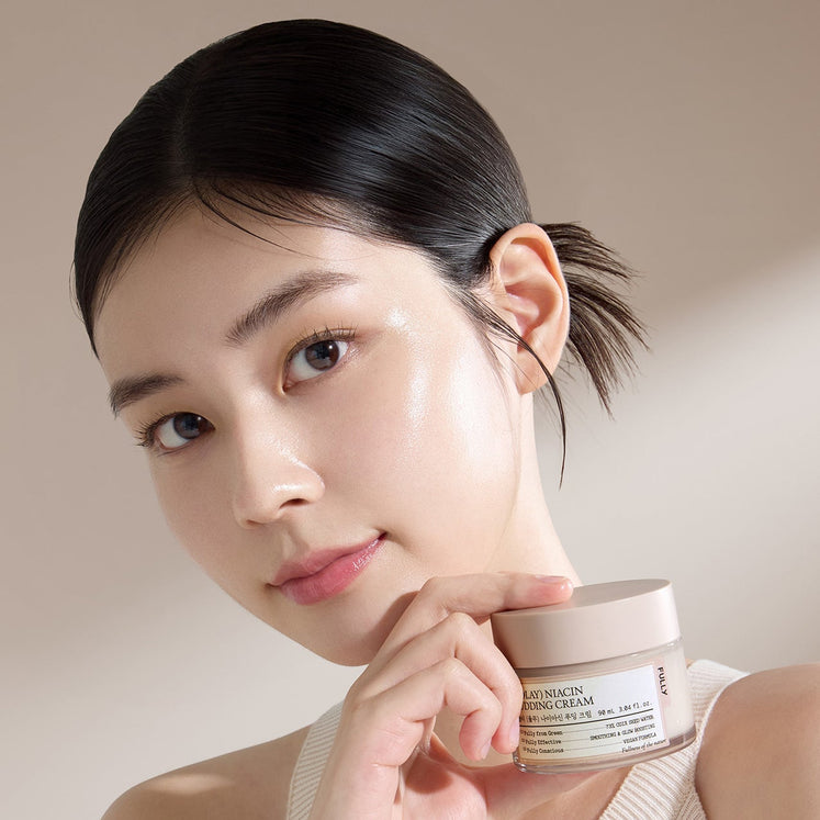 FULLY Yulmu Niacin Pudding Cream 90ml de la marque FULLY sur une femme, pot cosmétique en contexte beauté.