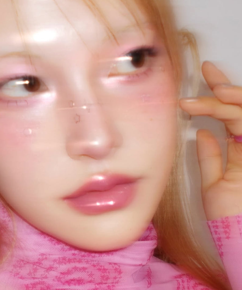 FWEE Glitz Stone Highlighter pour un éclat radieux sur les pommettes. Le maquillage ajoute une touche éclatante de glamour flamboyant.