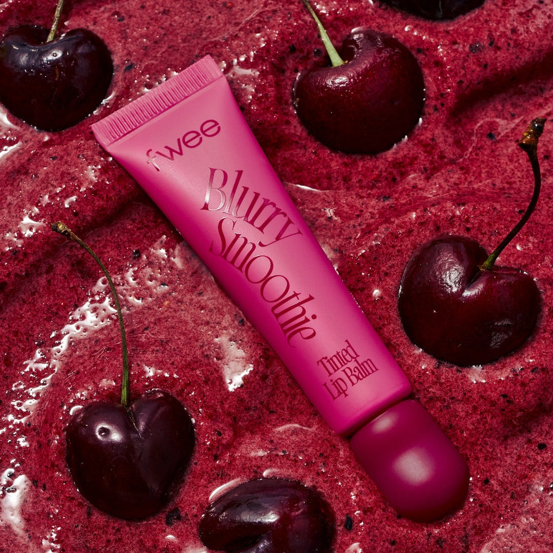 FWEE Glow Smoothie Tinted Lip Balm de la marque FWEE sur fond gourmand aux cerises, texture rose lustrée