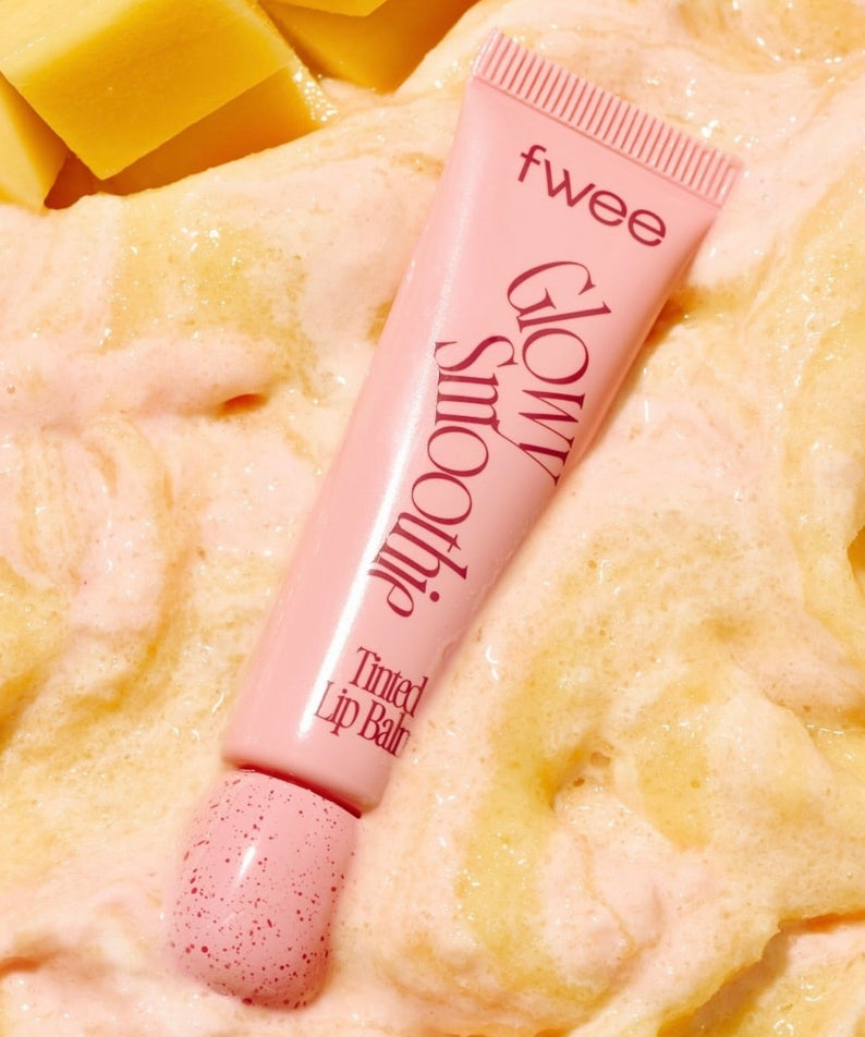FWEE Glow Smoothie Tinted Lip Balm de la marque FWEE, tube rose sur smoothie crème, ambiance gourmande.