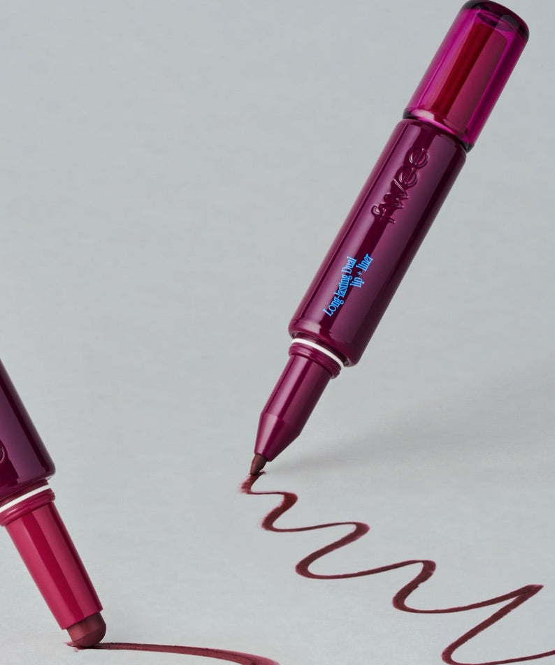 FWEE Long-Lasting Dual Coloring Stick Lip+Liner de la marque FWEE, stick bordeaux sur fond clair, démonstration maquillage.