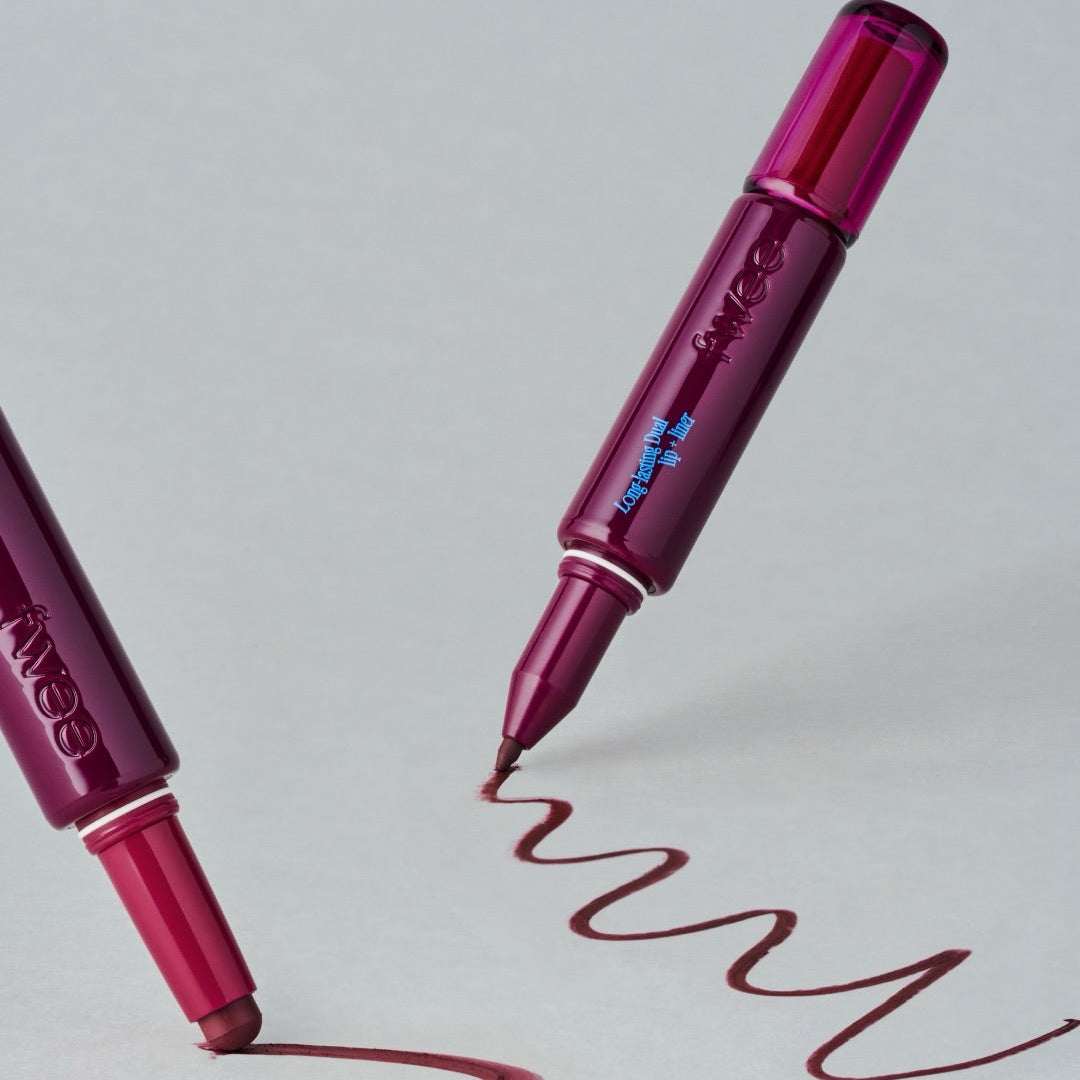 FWEE Long-Lasting Dual Coloring Stick Lip+Liner de la marque FWEE, stick bordeaux sur fond clair, démonstration maquillage.